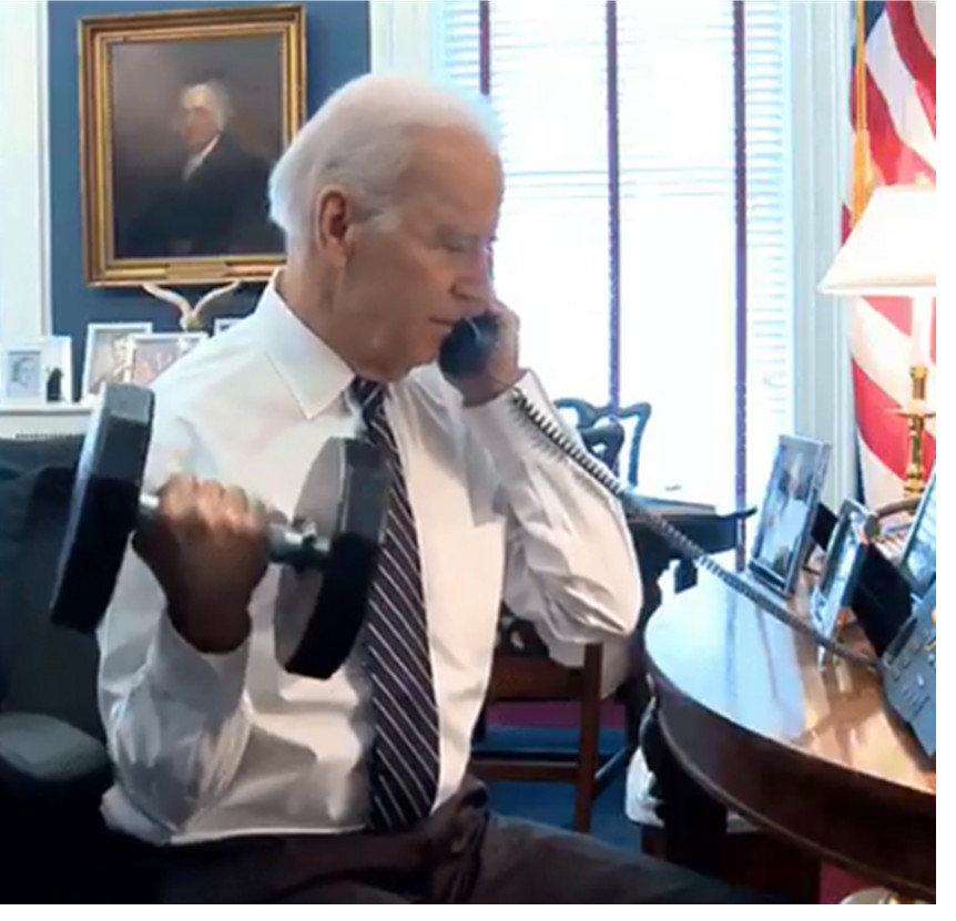 ¿Cómo hacer ejercicio con solo un par de pesas? Mira a Joe Biden para obtener algún consejo