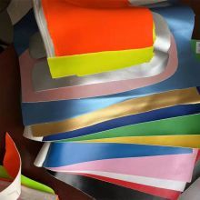 Material de superficie de guantes de boxeo personalizados, tenemos una variedad de materiales premium para seleccionar, como PU, microfibra, piel de vaca, etc.