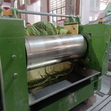 Proceso de producción, las materias primas se convierten en estera de yoga a través de amasadas, plastificantes, espuma y otras técnicas de procesamiento.