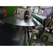 Proceso compuesto, la superficie de PU y la suela de goma se agravan a través de una línea de procesamiento compuesto integrada.