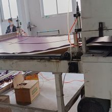 Proceso de corte, personalice el dado de acuerdo con el tamaño personalizado y corte la alfombra de yoga a través de la máquina de corte automática que garantiza efectivamente la consistencia del producto.