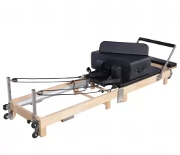 En el hogar reformador de pilates plegable de madera