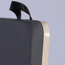 Puede elegir microfibra (1/1.2 mm) o cuero PU, y también podemos hacer cuero de textura esférica, que es diferente del tratamiento de superficie suave del modelo básico. Impresión láser gratuita del logotipo para más de 5 unidades.