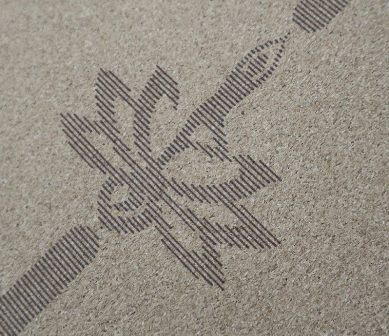 Estera de yoga de goma de corcho de grado de estudio con líneas de alineación